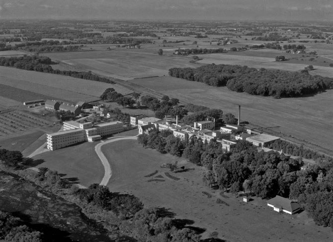 Black and white photo of AbleLight's Historical Watertown, Wisconsin campus in 1958